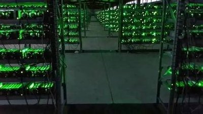 Large-scale mining farm with integrated power redundancy systems